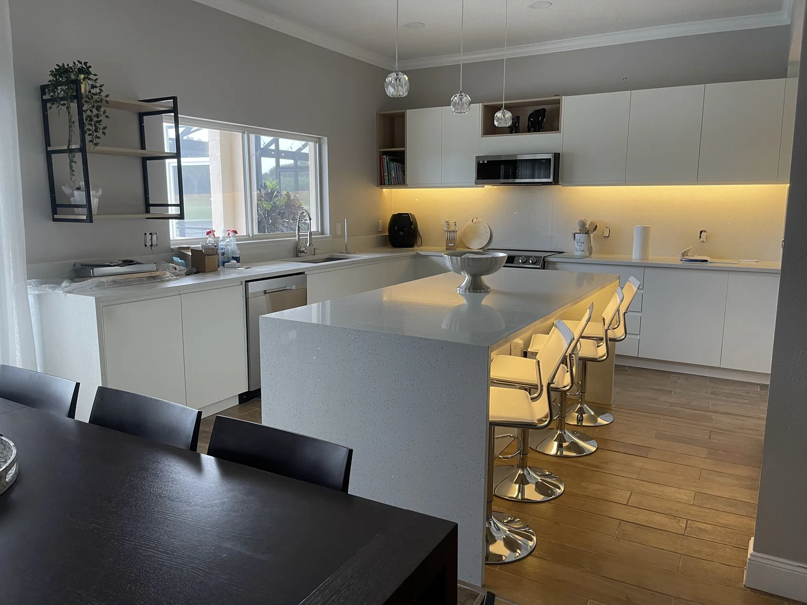 Modern kitchen by Flacare Services