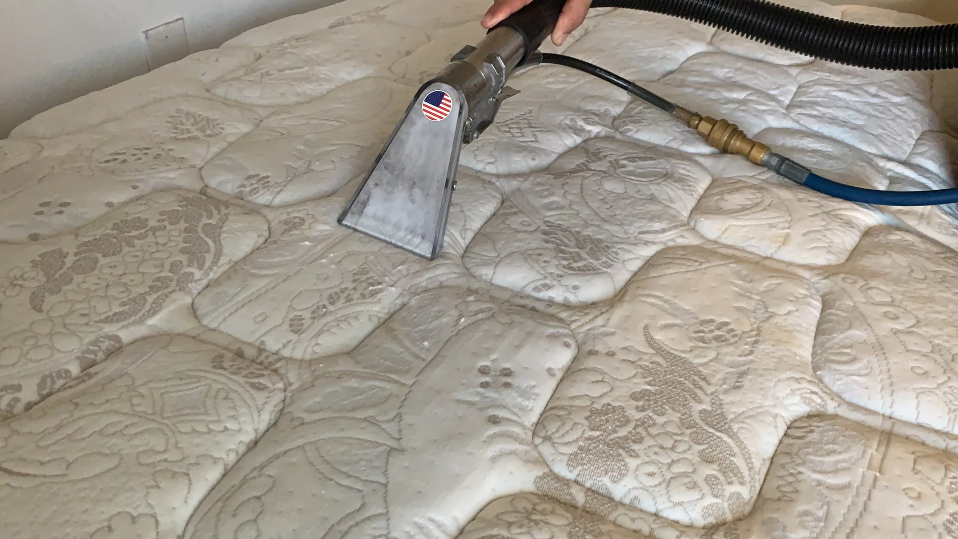 Professional mattress deep cleaning extraction
